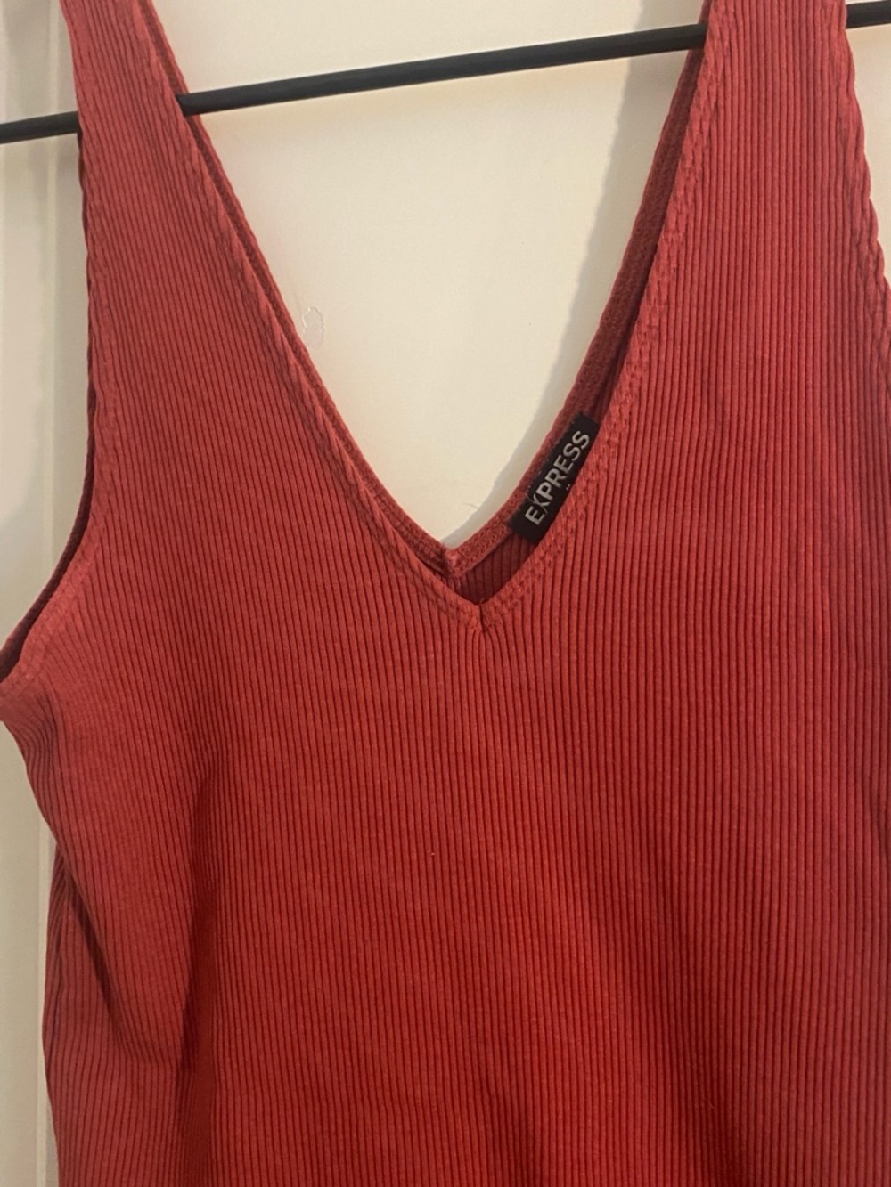 Express Rust Red Ribbed V-Neck Tank - Picture 2 of 3